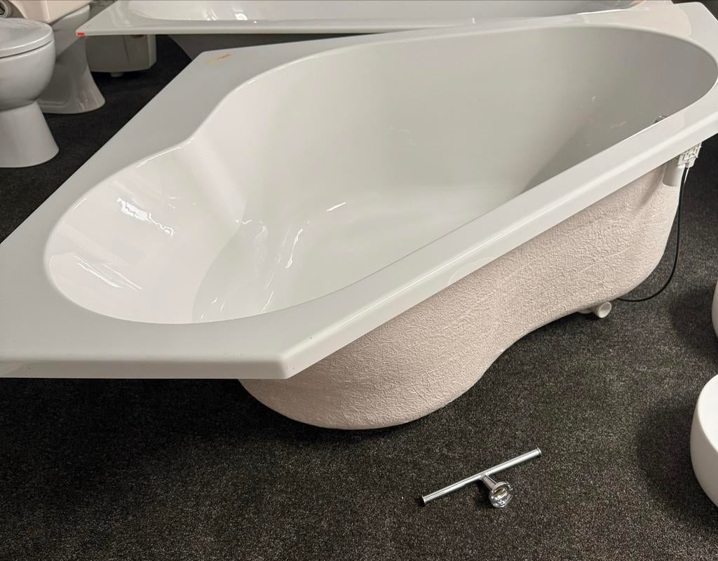 Hoekbad Wit 135x135 cm glans wit, Ophalen, Hollandseweg, Info@michiels-sanitair.nl, Nieuw