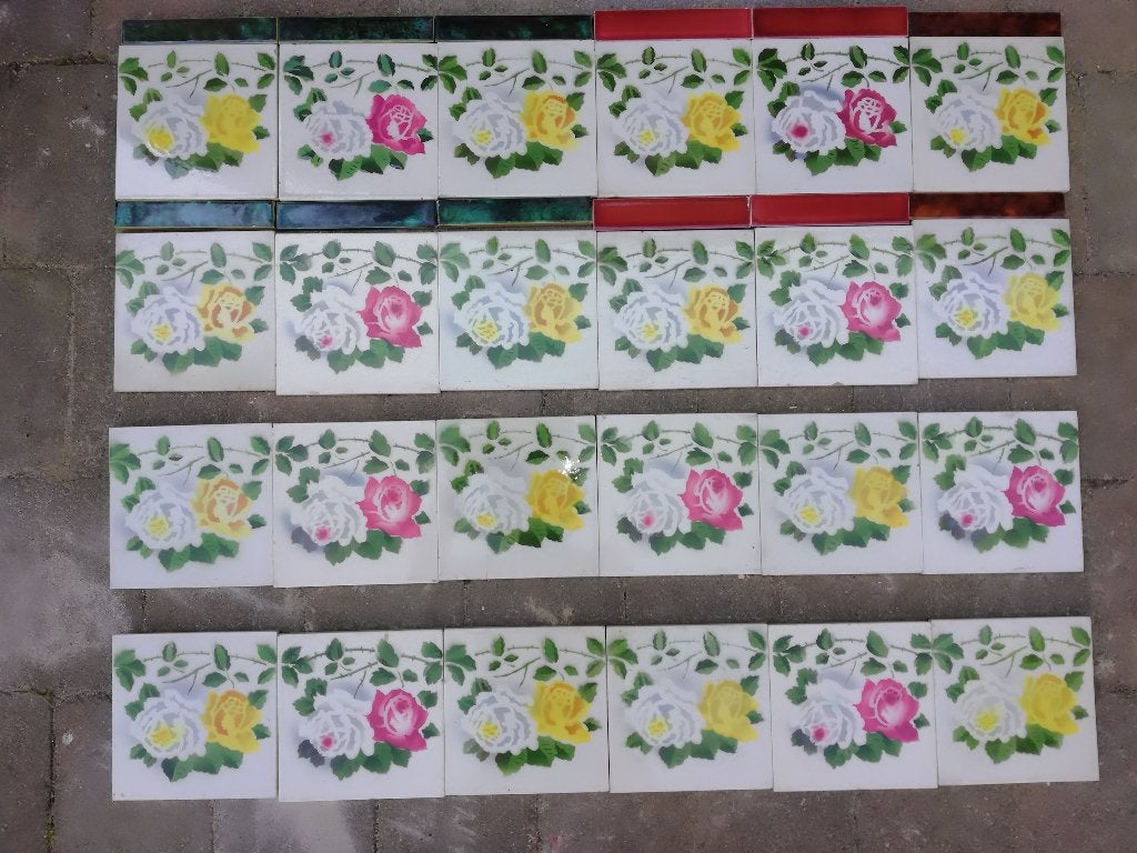 53 stuks antieke wandtegels met rozenrand roze/geel