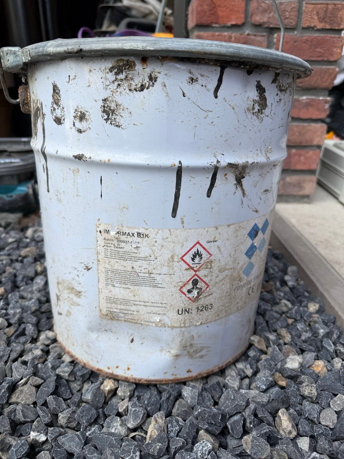 Gratis betum ophalen, halfvolle emmer, Minder dan 5 liter, Ophalen, Gebruikt, Zwart