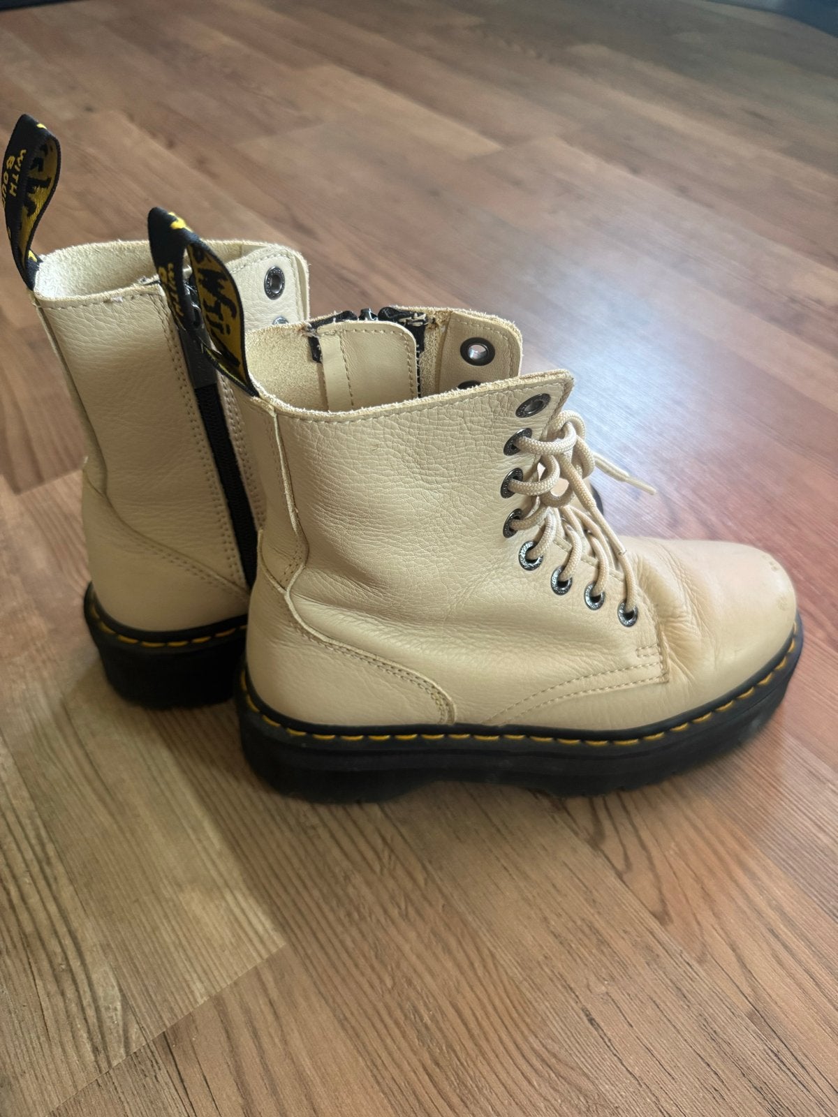 Dr. Martens Jadon Platform Boots - Crème, Beige, Lage of Enkellaarzen, Ophalen of Verzenden, Zo goed als nieuw