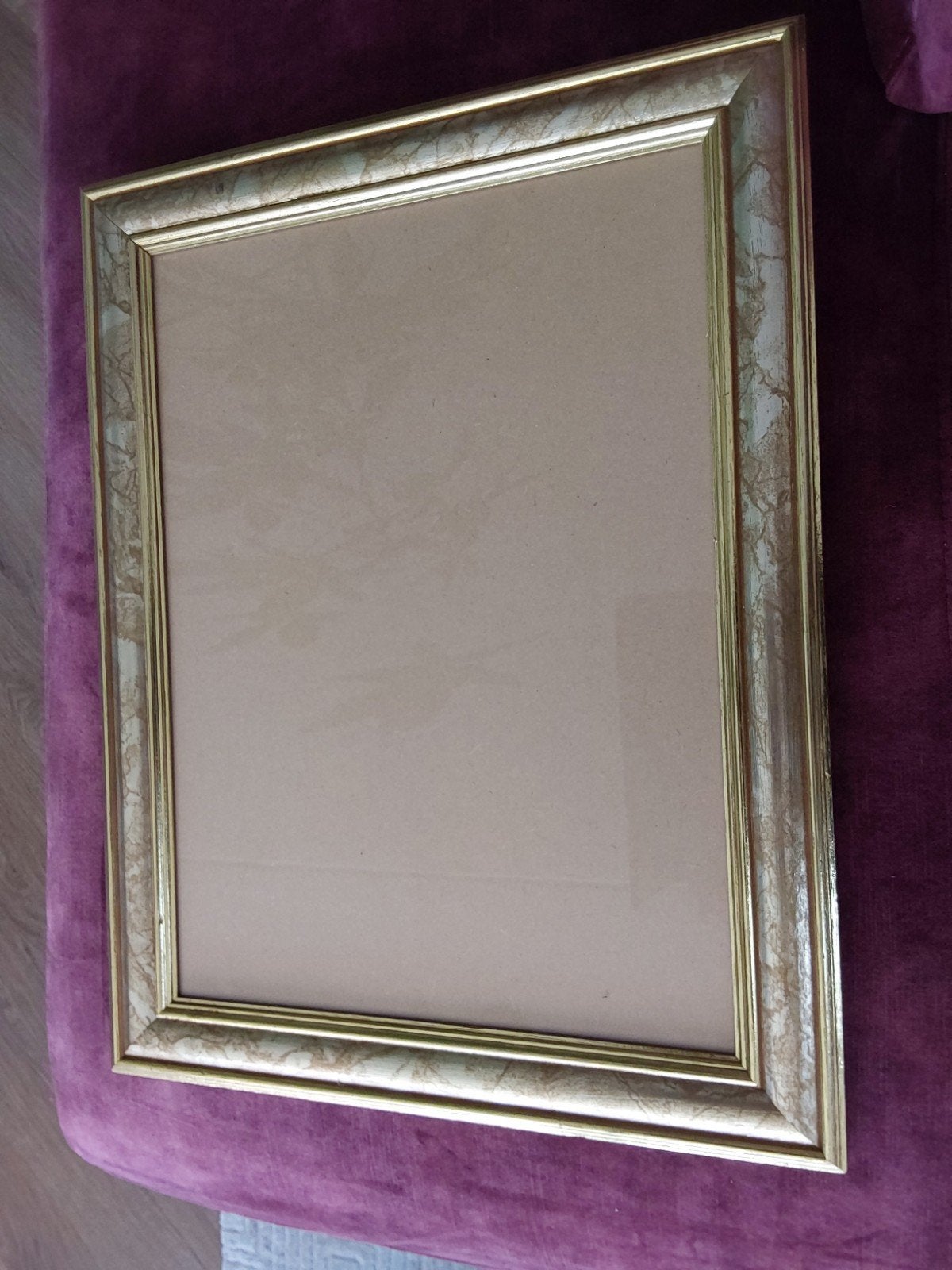 Gouden lijst met glas en ophangsysteem, Huis en Inrichting, Woonaccessoires | Lijsten, Ophalen, Gebruikt, Hangend, Fotolijst
