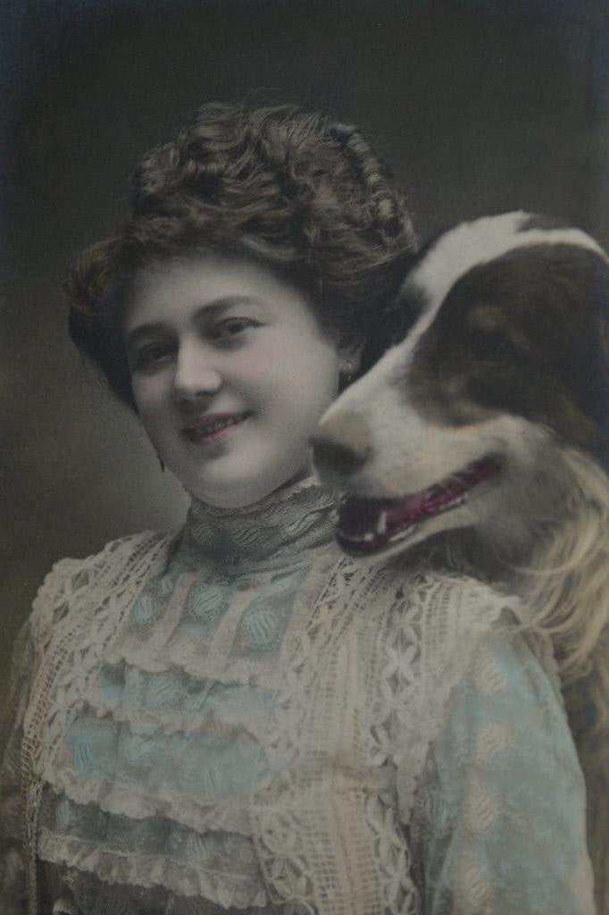 frankrijk 1910 fotokaart vrouw hond schotse collie, Ophalen of Verzenden, Voor 1920, Gelopen, Sterren en Beroemdheden