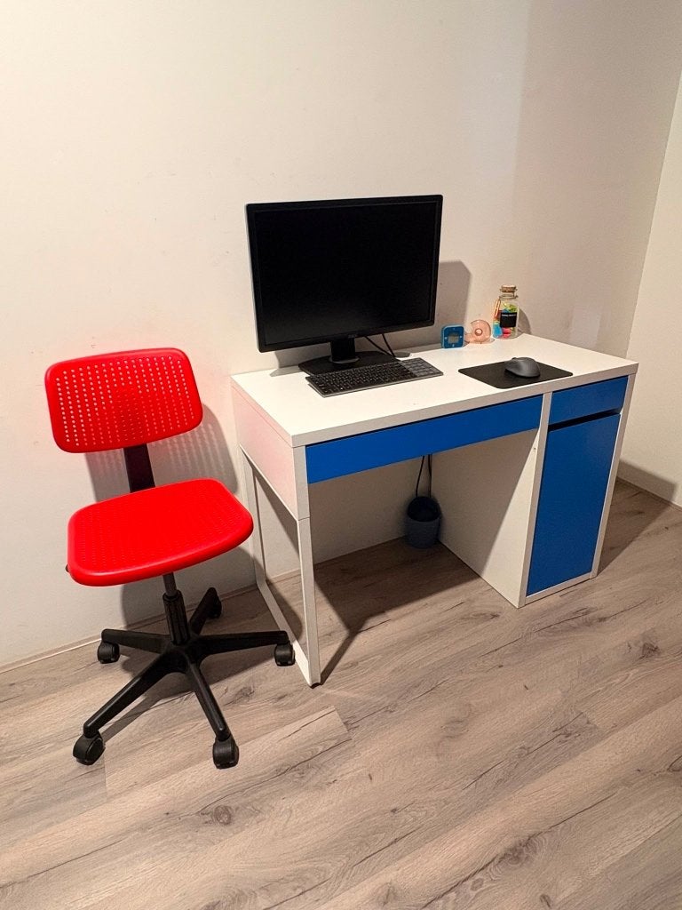 Study table and chair, Huis en Inrichting, Ophalen of Verzenden, Zo goed als nieuw, Kinderbureau