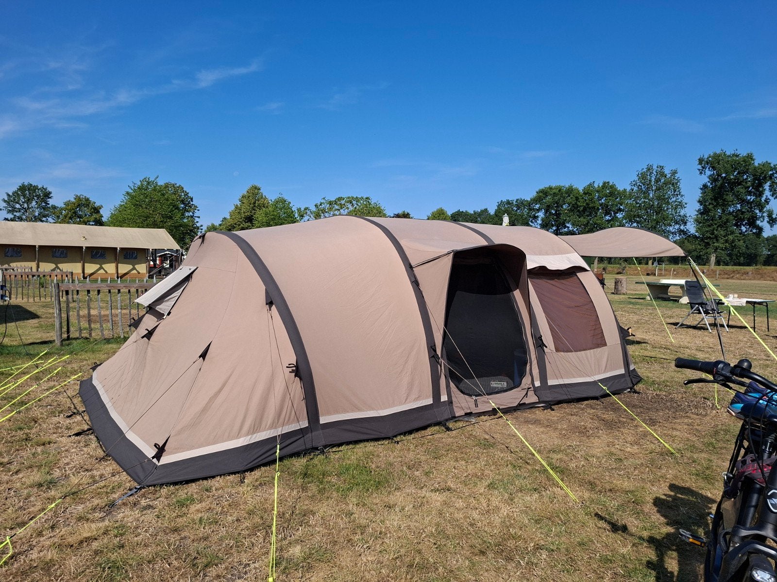 Opblaasbare Outwell Concorde L tunneltent - elektrische pomp, Ophalen, Zo goed als nieuw, Tot en met 6