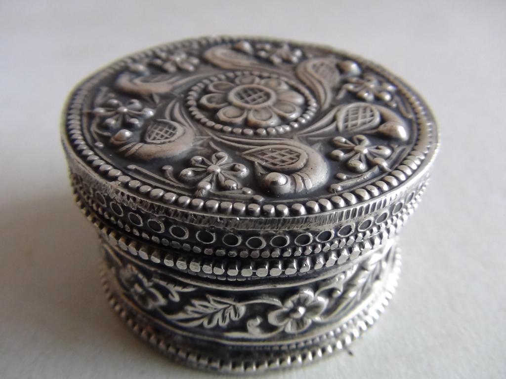 Antiek zilver FE14 pillendoosje INDIA gekeurd, Antiek en Kunst, Verzenden, Zilver
