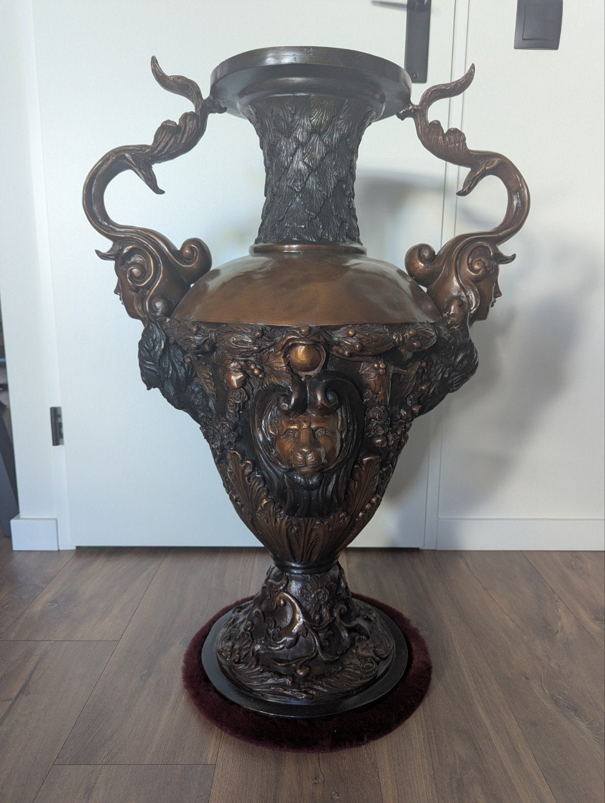 Grote bronzen vaas met decoratieve handvatten, 80cm, Ophalen, Brons