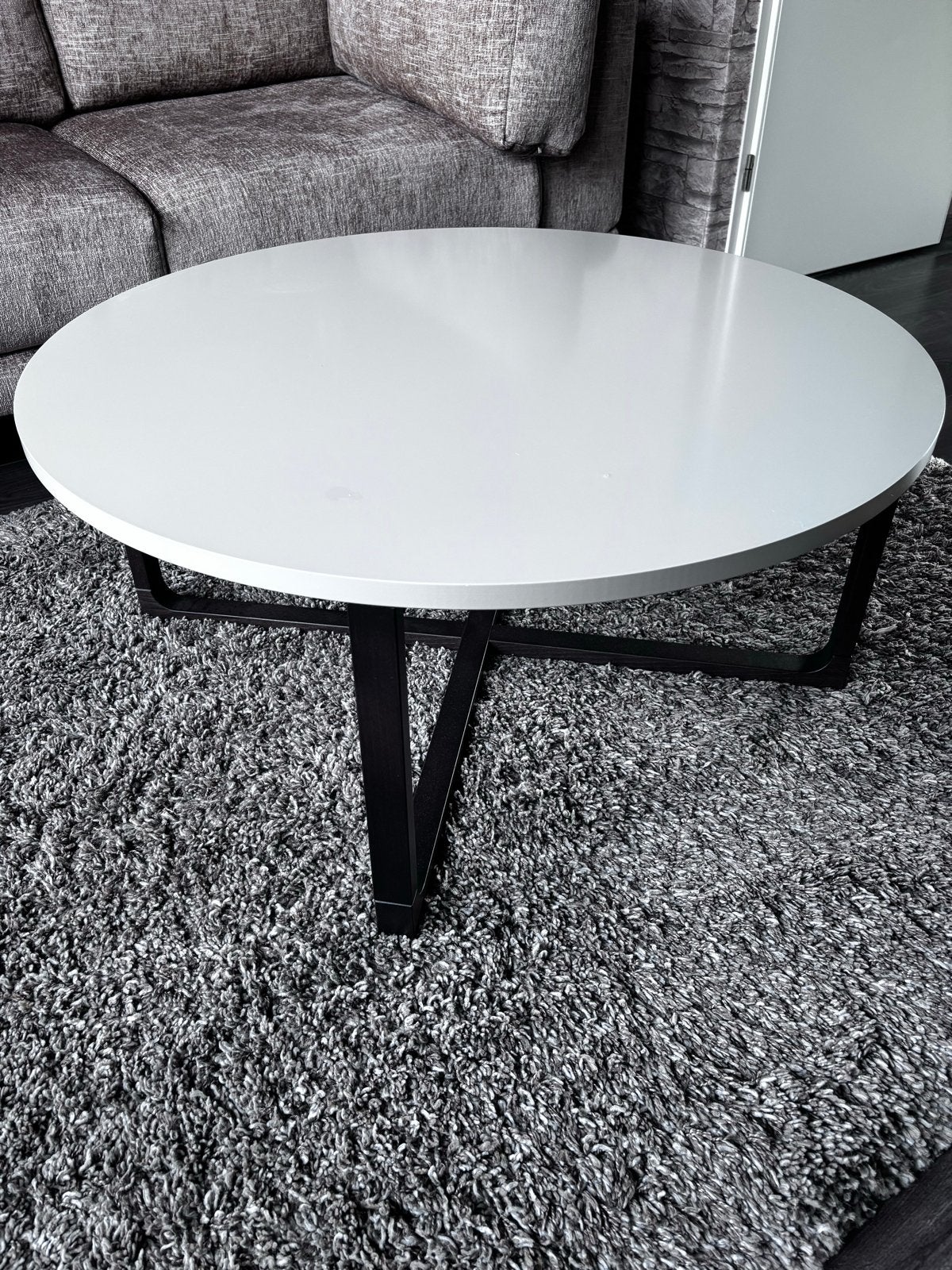 Ronde salontafel met donkerbruine poten en licht blad, Huis en Inrichting, Ophalen, Gebruikt, Rond, 50 tot 100 cm