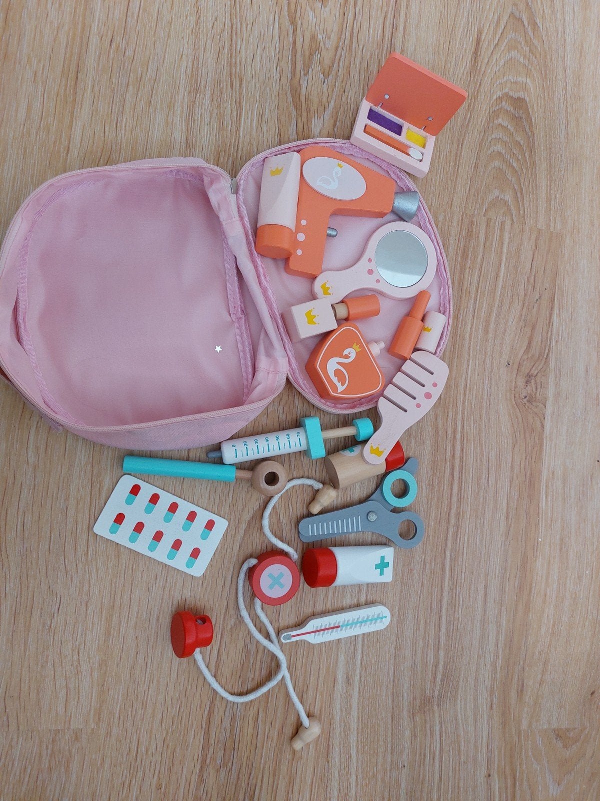 Houten dokters- en kappers make up set in roze tasje, Ophalen, Gebruikt, Jongen of Meisje