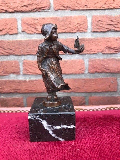 meisje met boot, typisch Hollands bronzen beeldje, Ophalen of Verzenden, Brons