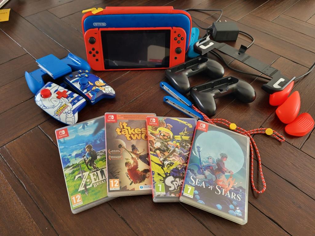 Nintendo Switch Mario editie + accessoires en 4 games, Spelcomputers en Games, Gebruikt, Ophalen, Avontuur en Actie, 3 spelers of meer