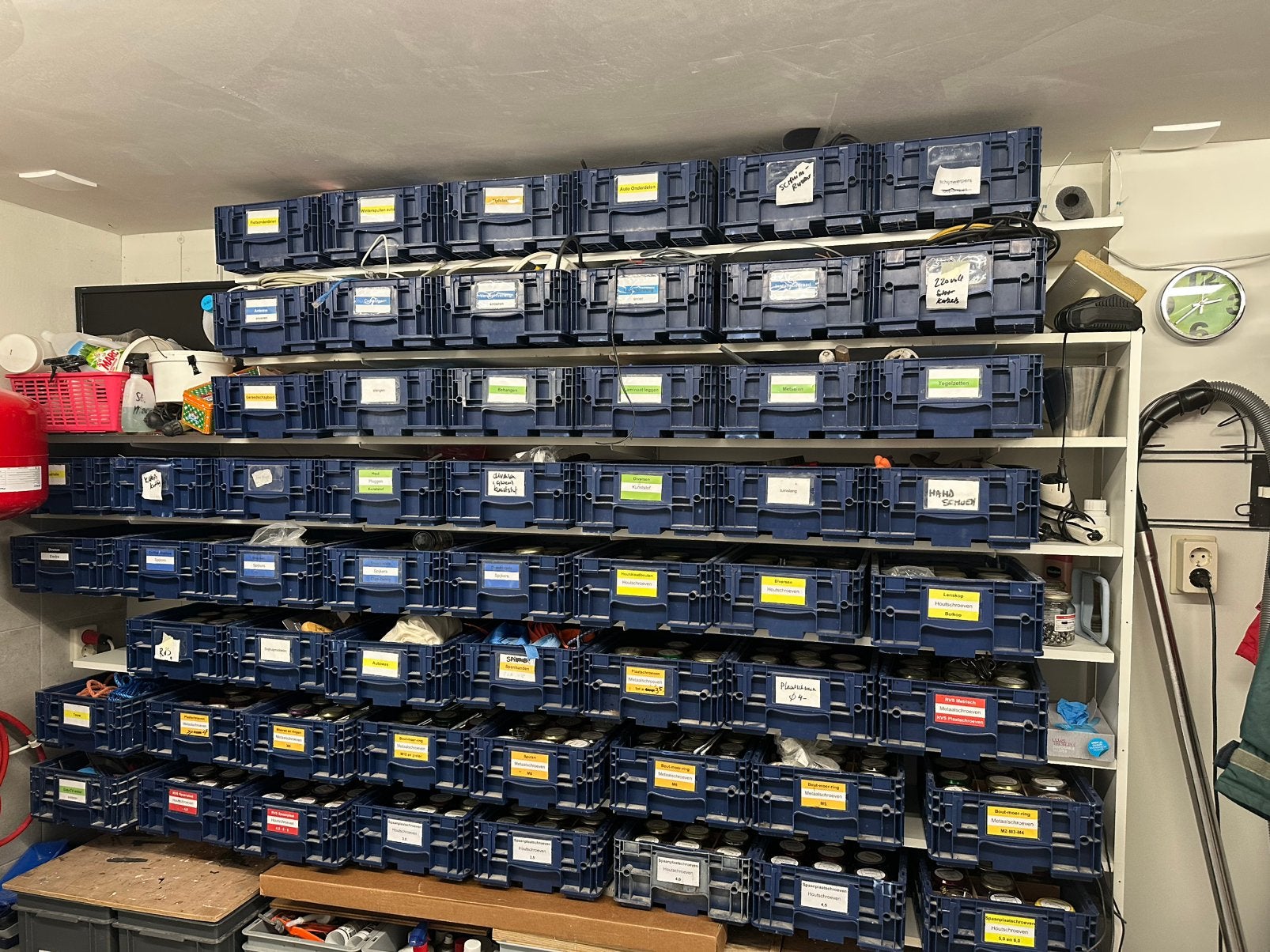 Stapelbakken met inhoud.bak   7,50 per stuk, Ophalen, Minder dan 35 cm, Minder dan 50 cm, Zo goed als nieuw