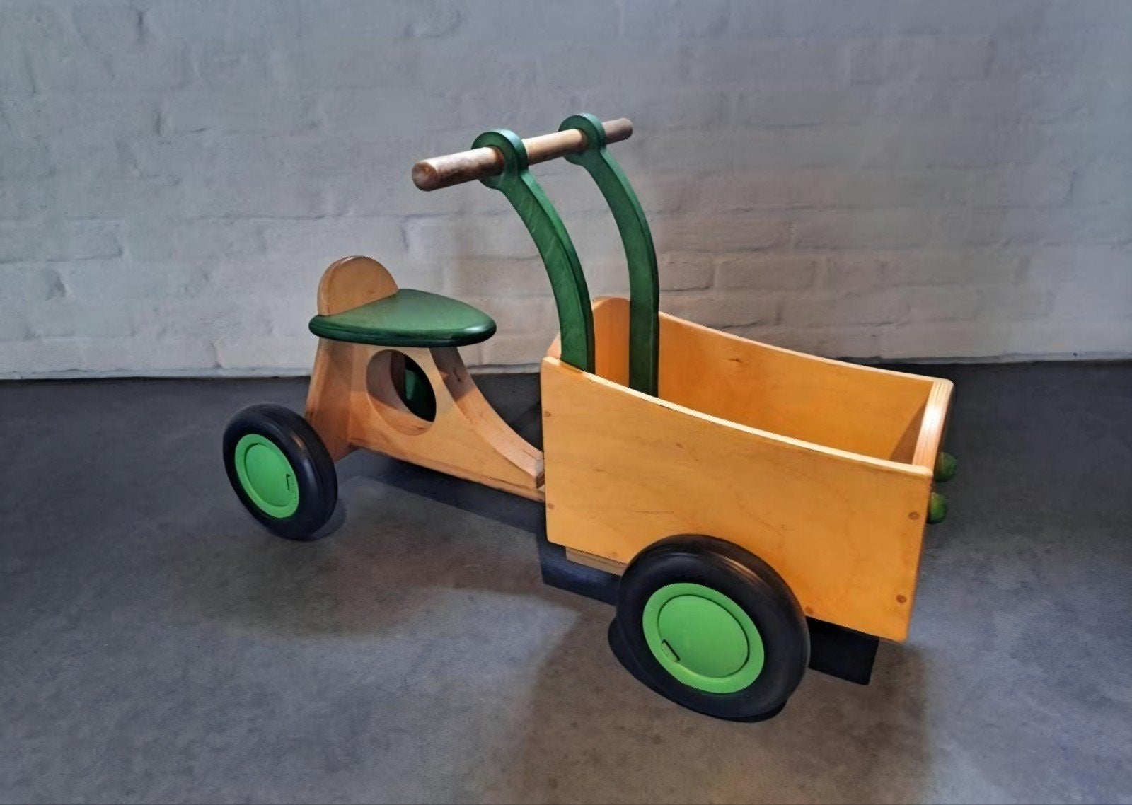 Houten loopfiets met kar - Groen en Hout, Ophalen, Zo goed als nieuw, Rij- of Hobbelspeelgoed