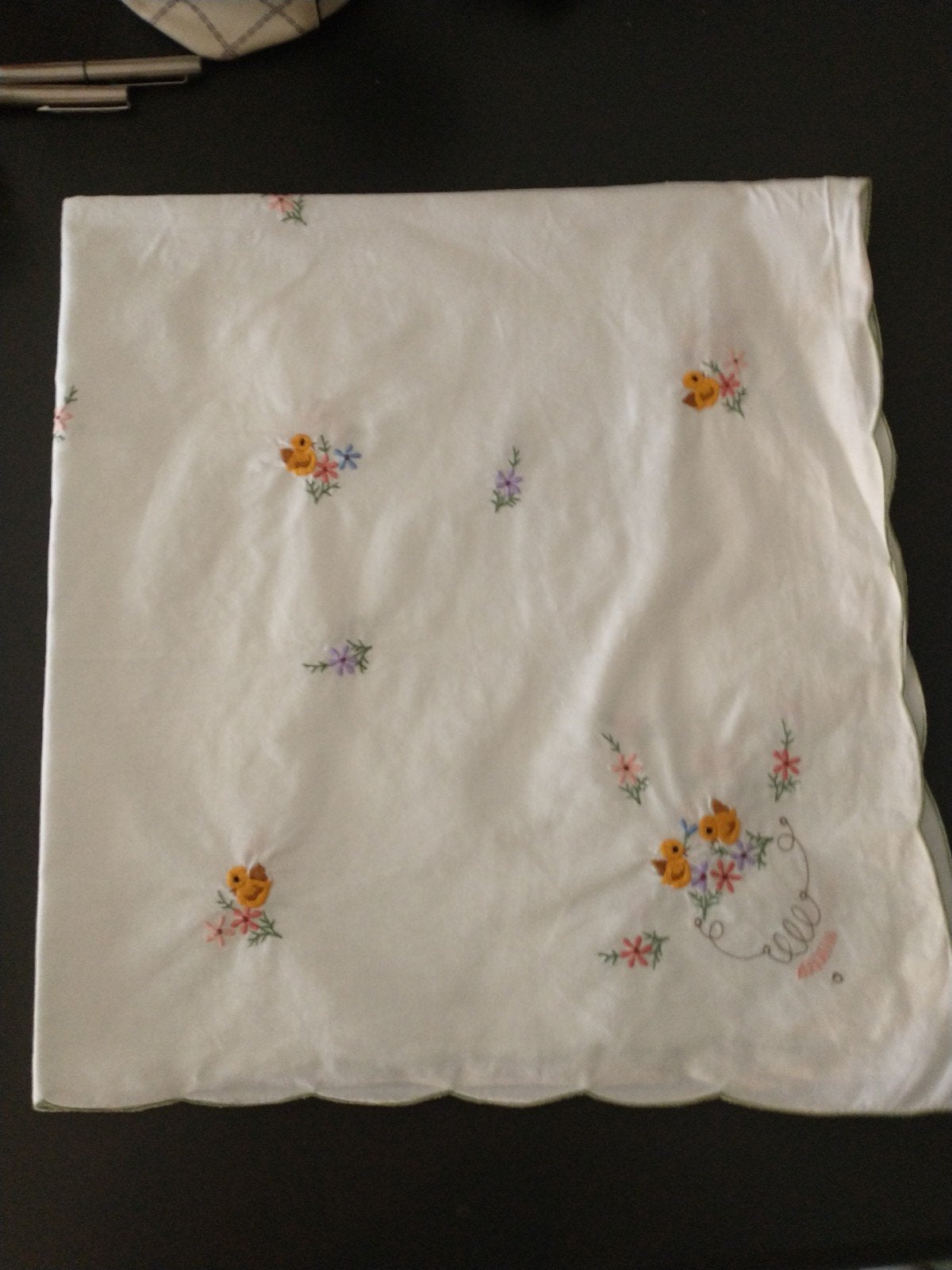 Vintage geborduurd tafelkleed met kuikentjes en bloemen, Ophalen of Verzenden