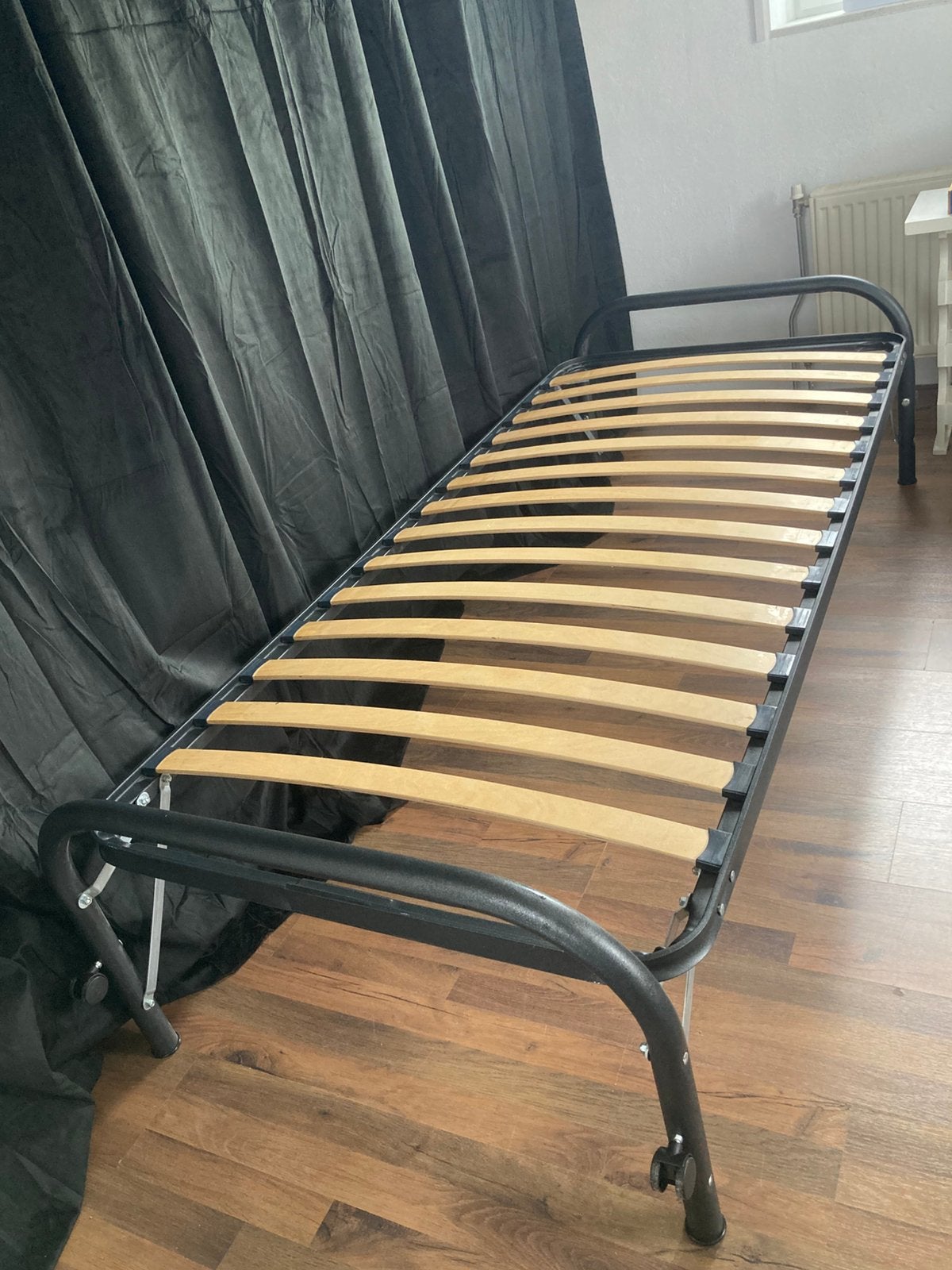 2 stoere ijzeren eenpersoons bedframes, Ophalen, 90 cm, Eenpersoons, Zo goed als nieuw