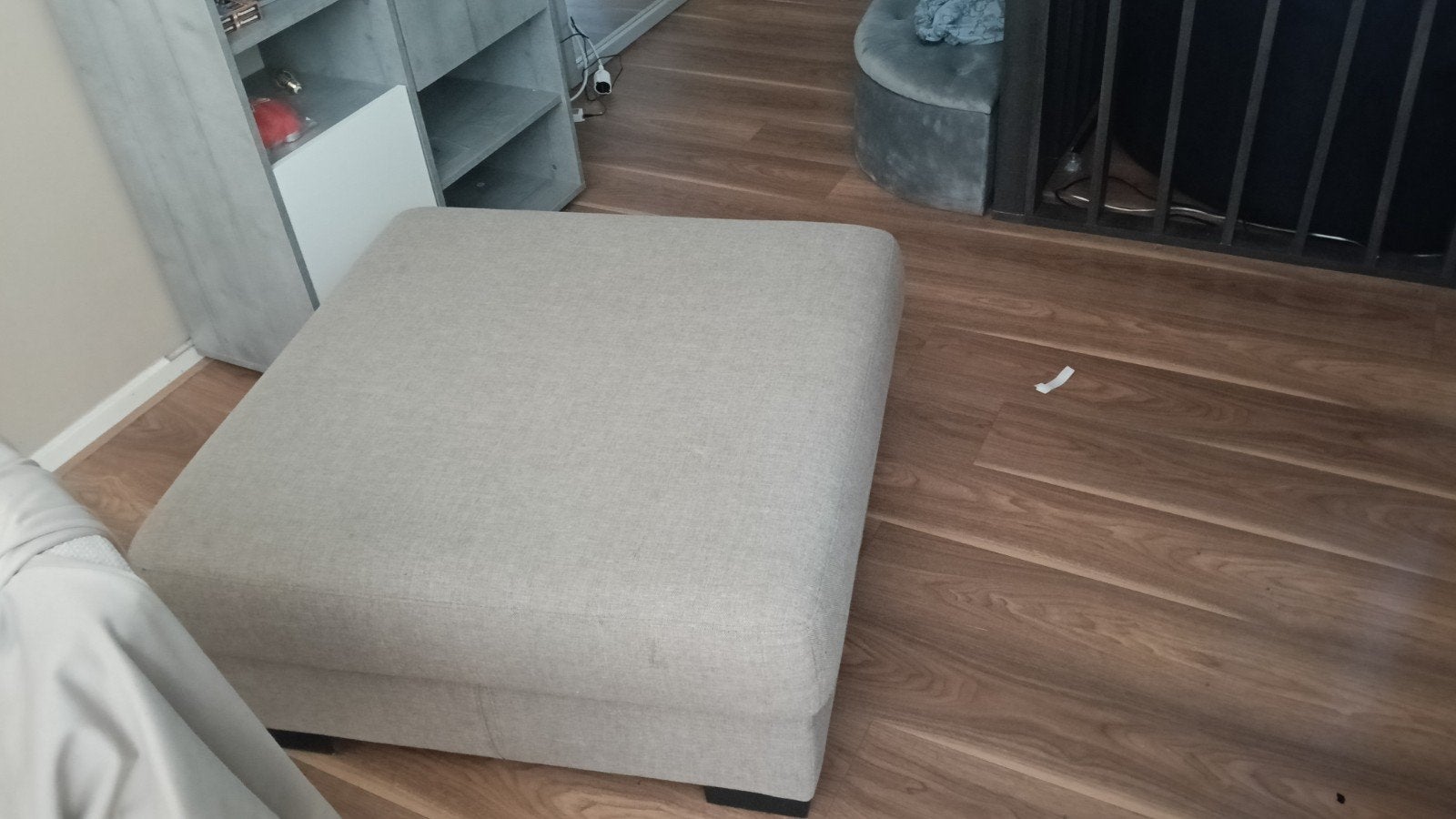 Comfortabele hocker/voetenbank - Lichtgrijs/beige, Huis en Inrichting, Ophalen, Zo goed als nieuw, Stof, 50 tot 75 cm