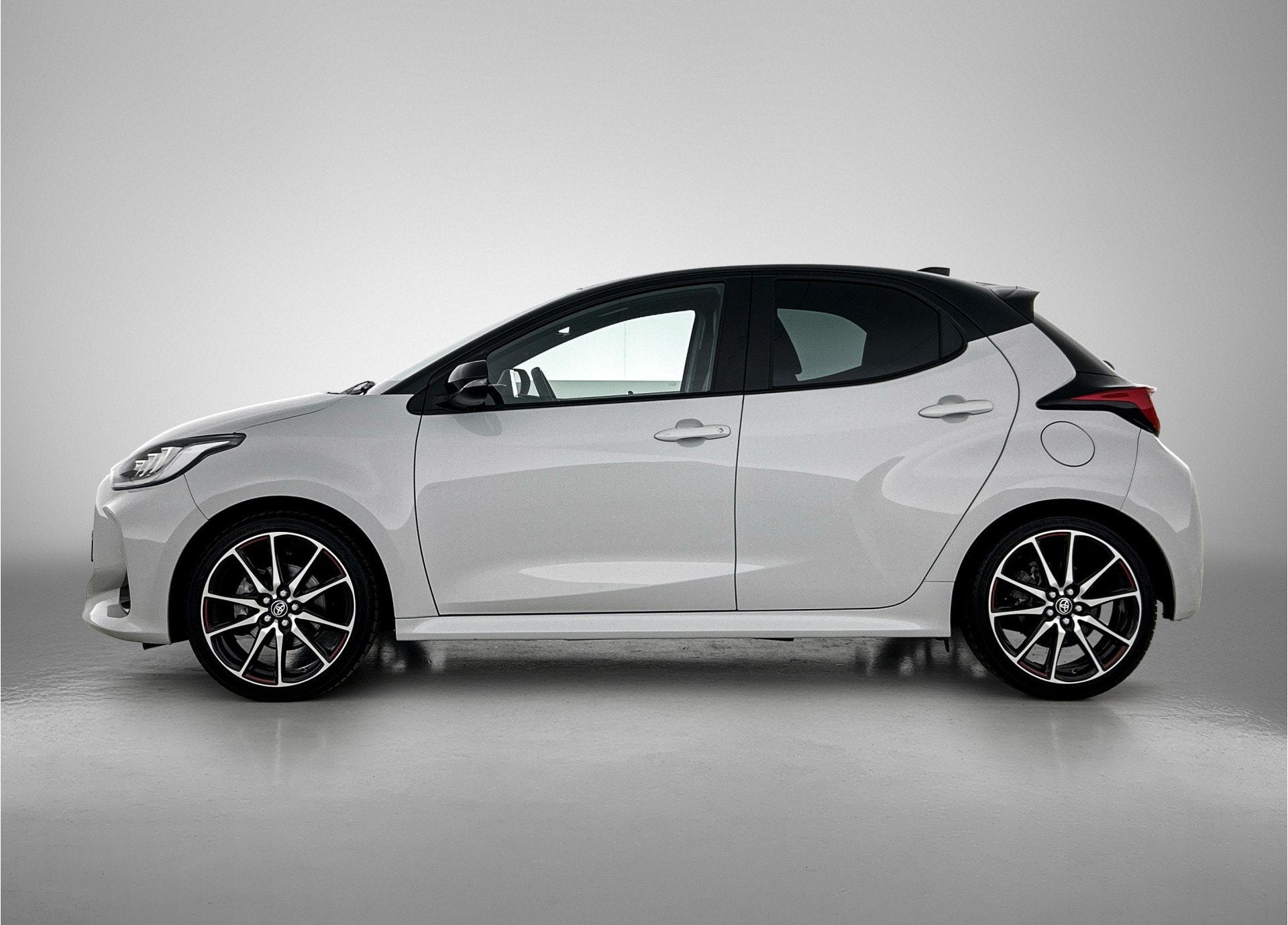 Toyota Yaris 1.5 Hybrid GR Sport | JBL | Dodehoek detectie |, Auto's, 450 kg, Gebruikt, Stoelverwarming, 23 km/l