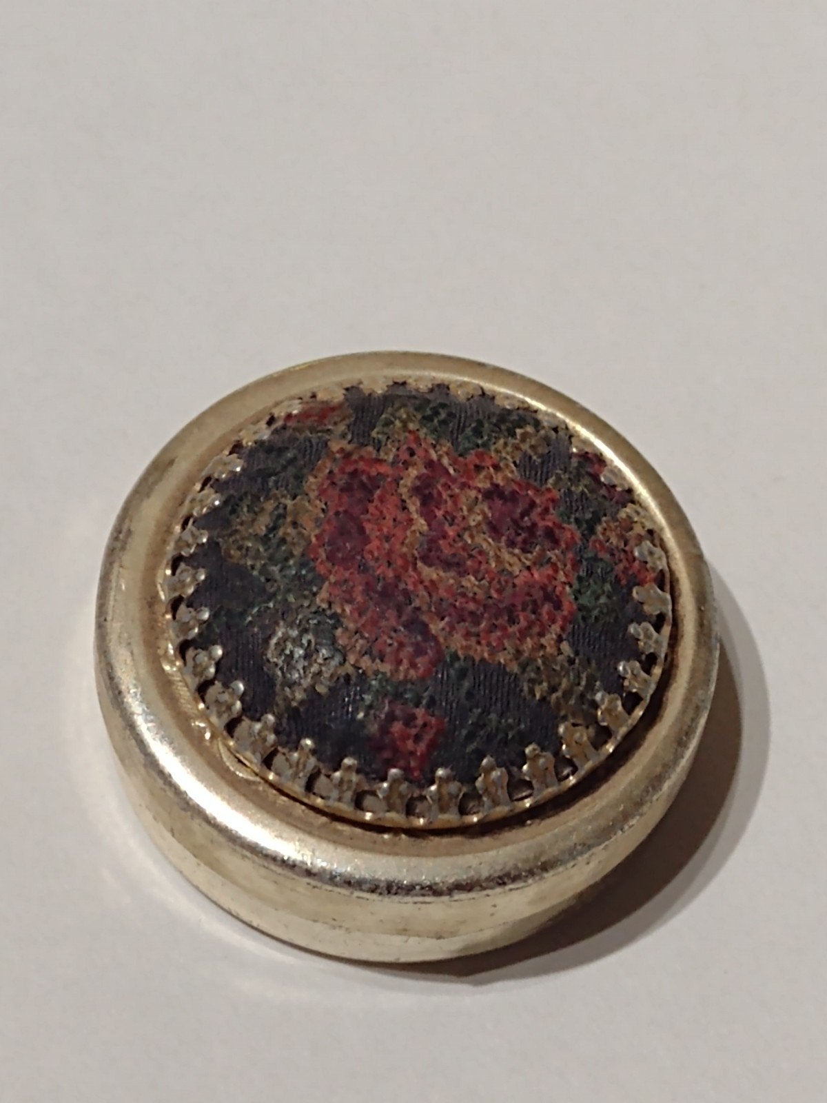 oud rond petit point pillendoosje ( 6 ), B 3,5 cm H 1,5 cm, Antiek en Kunst, Ophalen