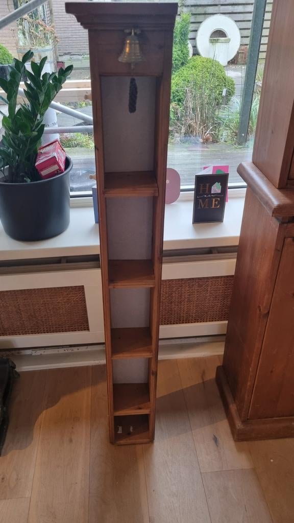 Antieke smalle grenen houten kast met bel, Ophalen