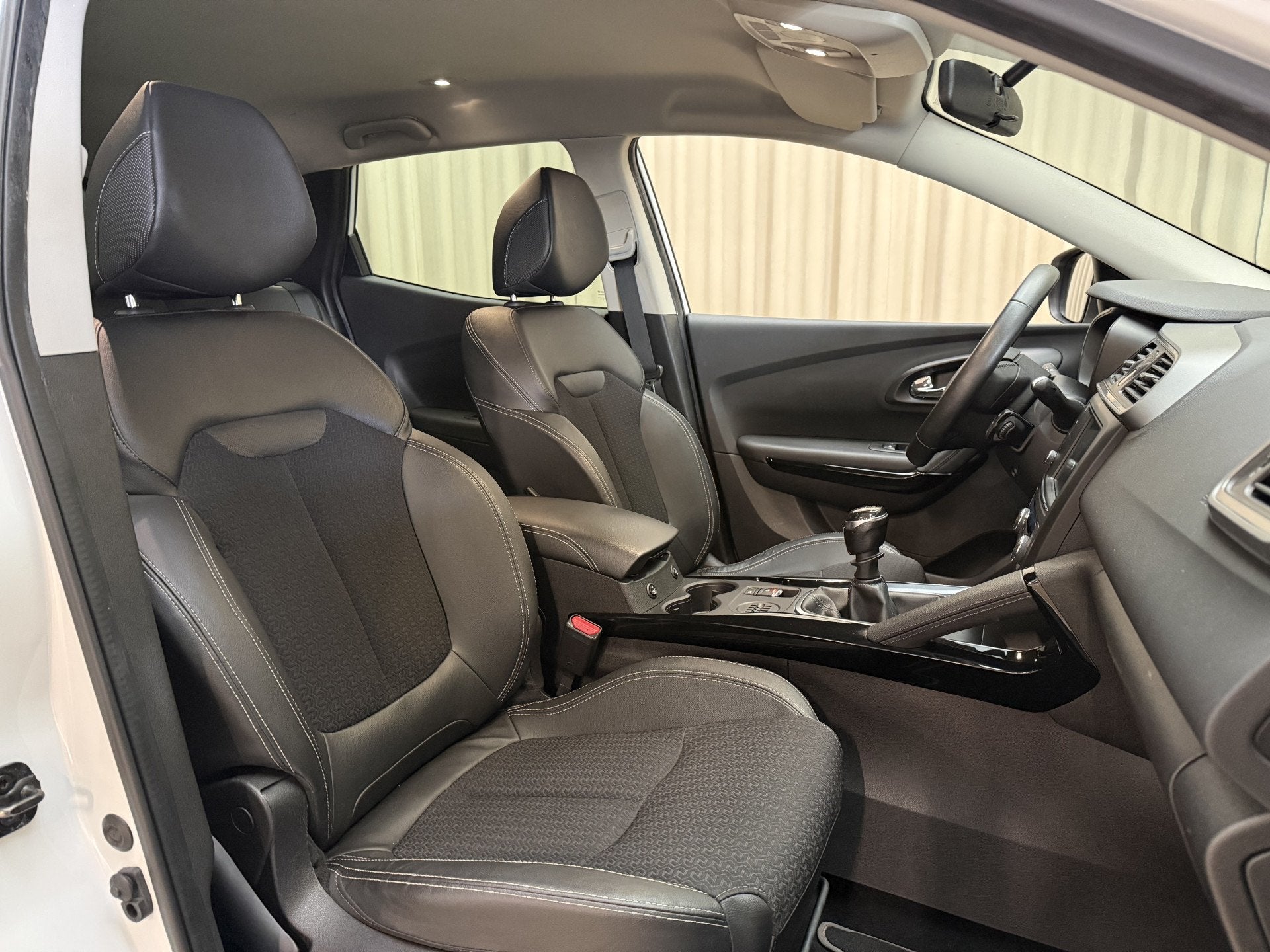 Renault Kadjar 1.2 TCe Bose 1/2 Leder / Stoelverwarming / Na, Voorwielaandrijving, Kadjar, 4 cilinders, Wit