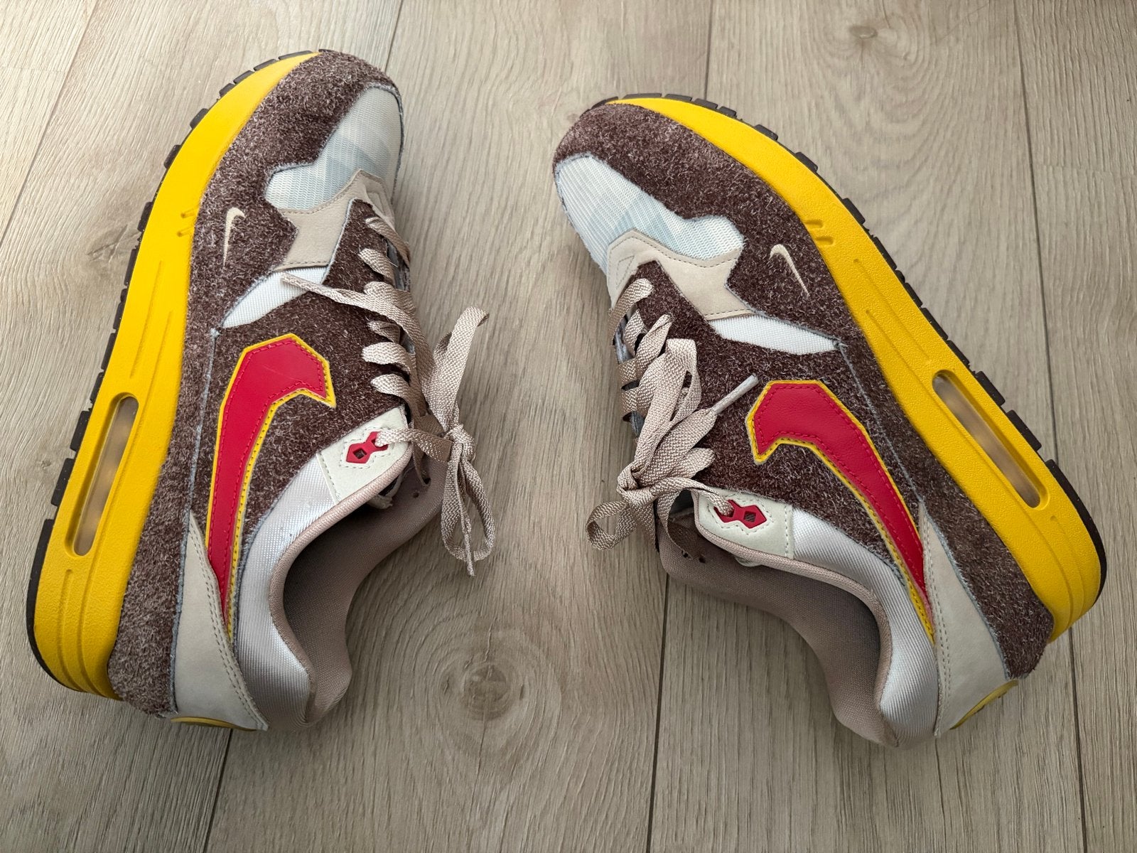 Nike Air Max 1 ‘Swoosh Low Polly Big Head Origins - 47.5/ 13, Bruin, Ophalen of Verzenden, Sneakers of Gympen, Zo goed als nieuw