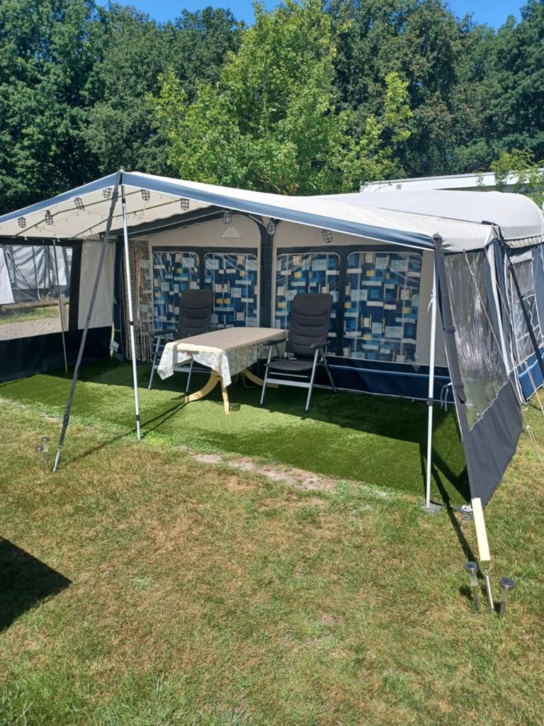 Mooie wilk S4 560,met voortent en betaalde seizoenplek 2026, Caravans en Kamperen, Vast bed, Rondzit, Particulier, Koelkast
