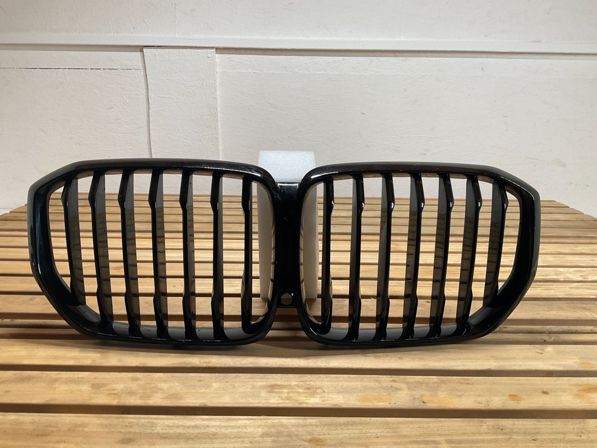 Bumper Grill BMW X1 U11 22 51135A0BB85 grill BM-003, Auto-onderdelen, Petuelring 130
80788  Munich, DE, Gebruikt, Info@bmw.de