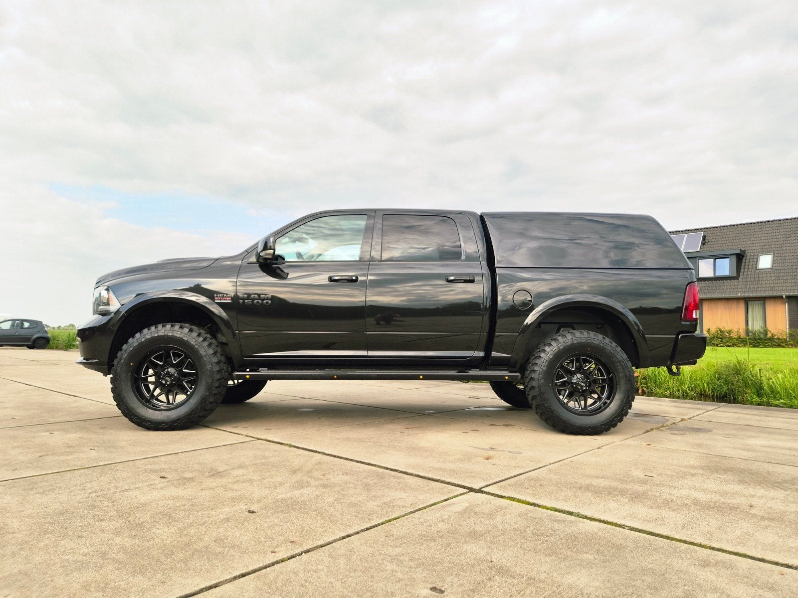 Dodge RAM 1500 "Bigfoot" 2017 "Zijden Custom" 5.7 HEMI 405PK, Auto's, Automaat, 5654 cc, Lichtsensor, Zwart