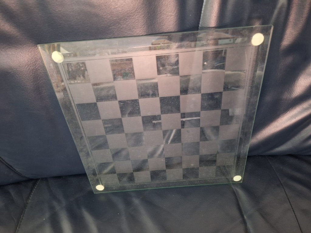 Glazen schaakbord en schaakstukken, Een of twee spelers, Ophalen of Verzenden, Gebruikt