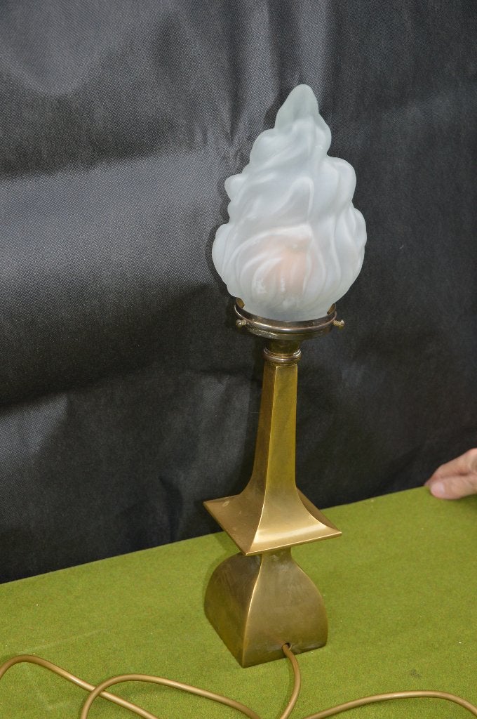 antieke art deco lamp van messing met vlamvormige melkglazen, Gebruikt, Art deco, 52 cm, Ophalen of Verzenden