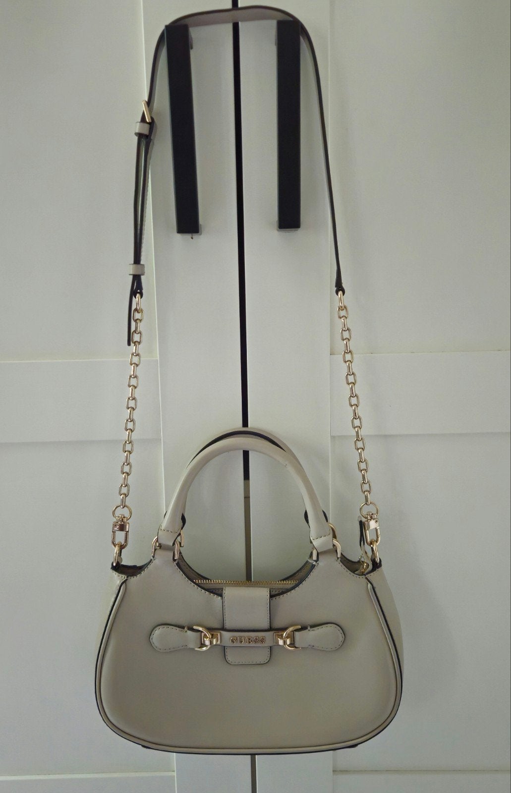 Opruiming:Guess handtas/schoudertas taupe met gouden details, Ophalen of Verzenden, Zo goed als nieuw, Beige, Handtas