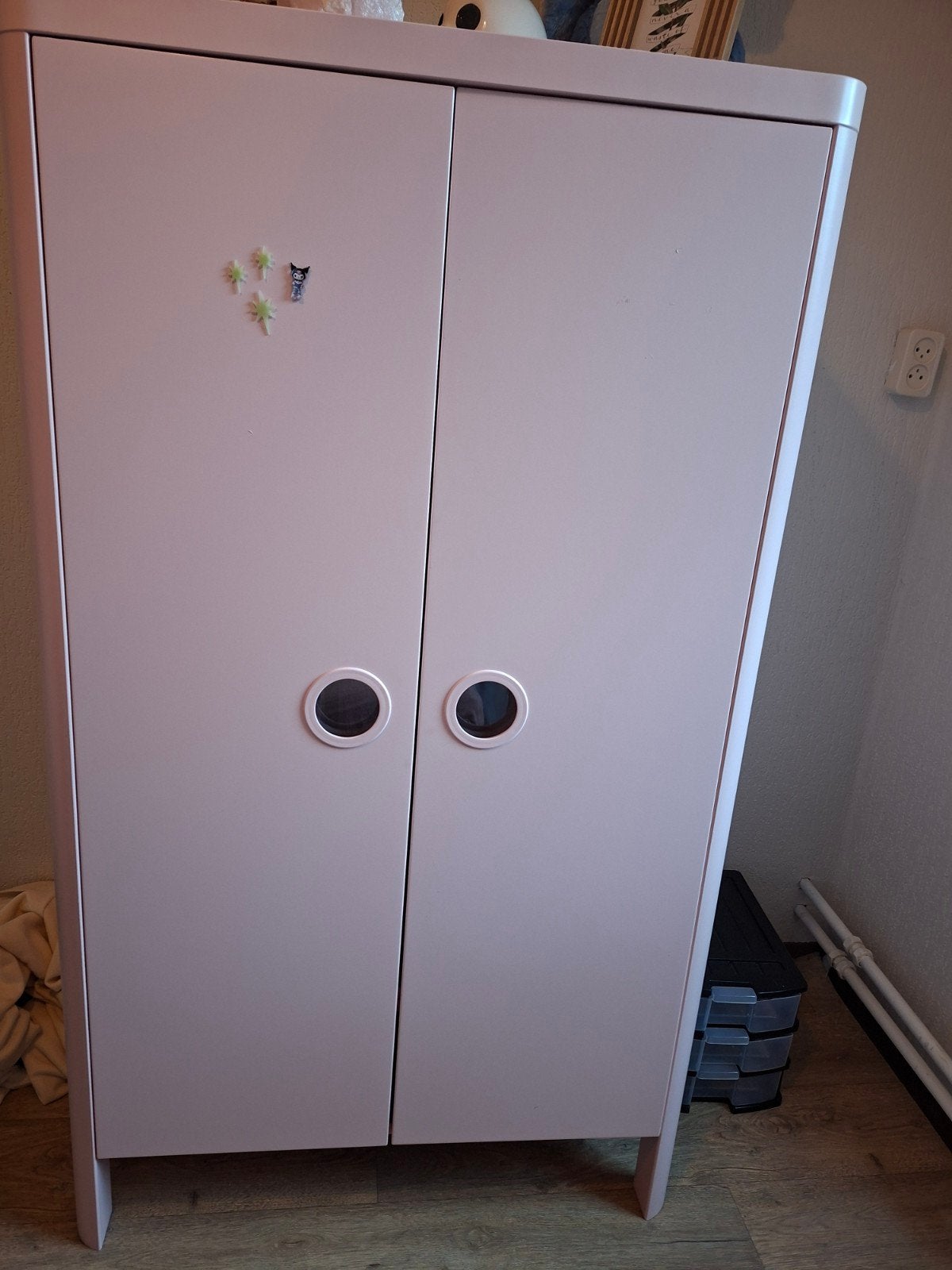 IKEA BUSUNGE kledingkast - roze, Ophalen, Zo goed als nieuw