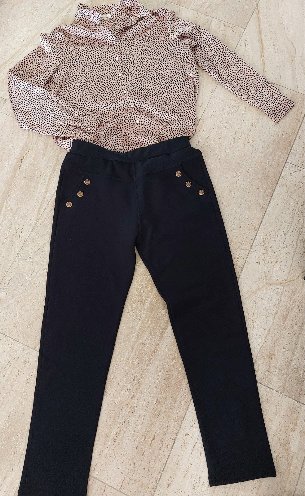 Kilky Blouse met stippen en zwarte broek met knopen, Maat 38/40 (M), Zwart, Ophalen of Verzenden, Lang