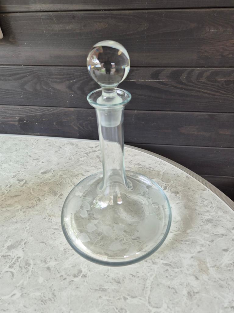 Glazen karaf met stop en gegraveerd bloemmotief, Antiek en Kunst, Antiek | Glas en Kristal, Ophalen of Verzenden