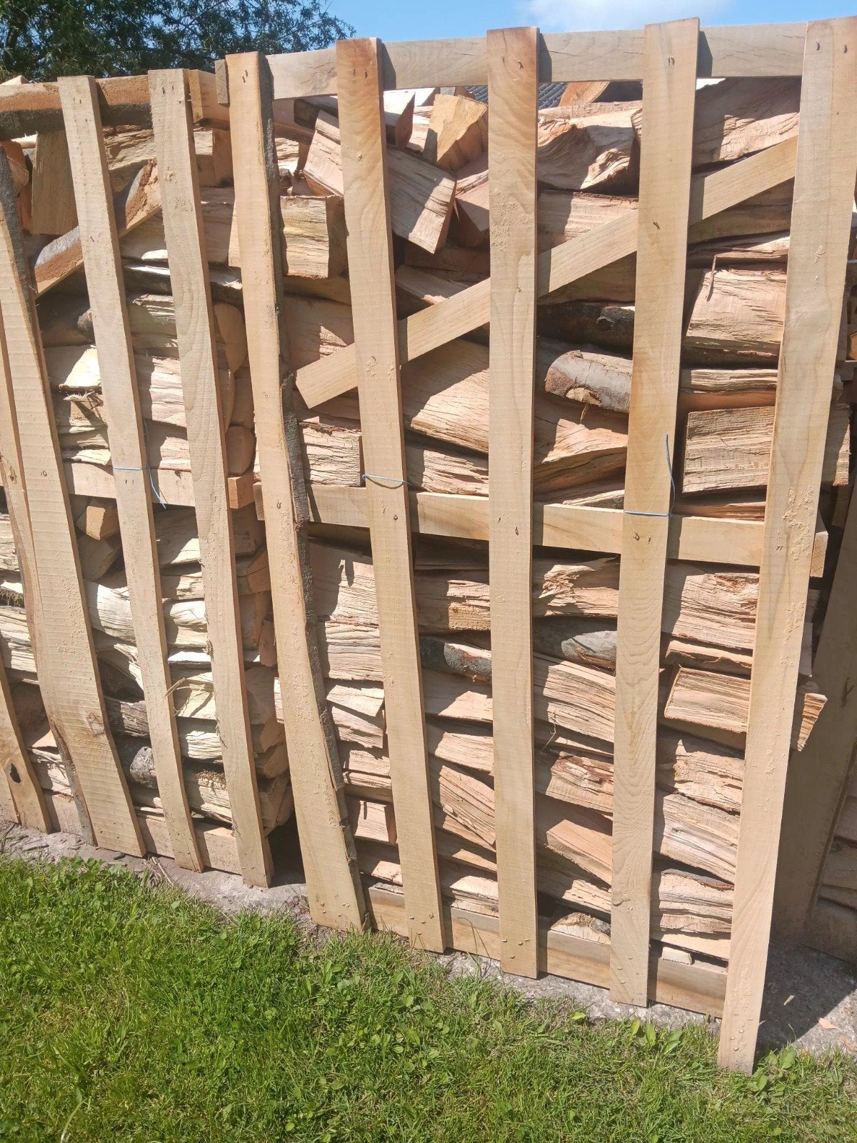 Gekloofd brandhout in palletbox, Tuin en Terras, Haardhout, 3 tot 6 m³, Ophalen of Verzenden, Overige houtsoorten, Blokken