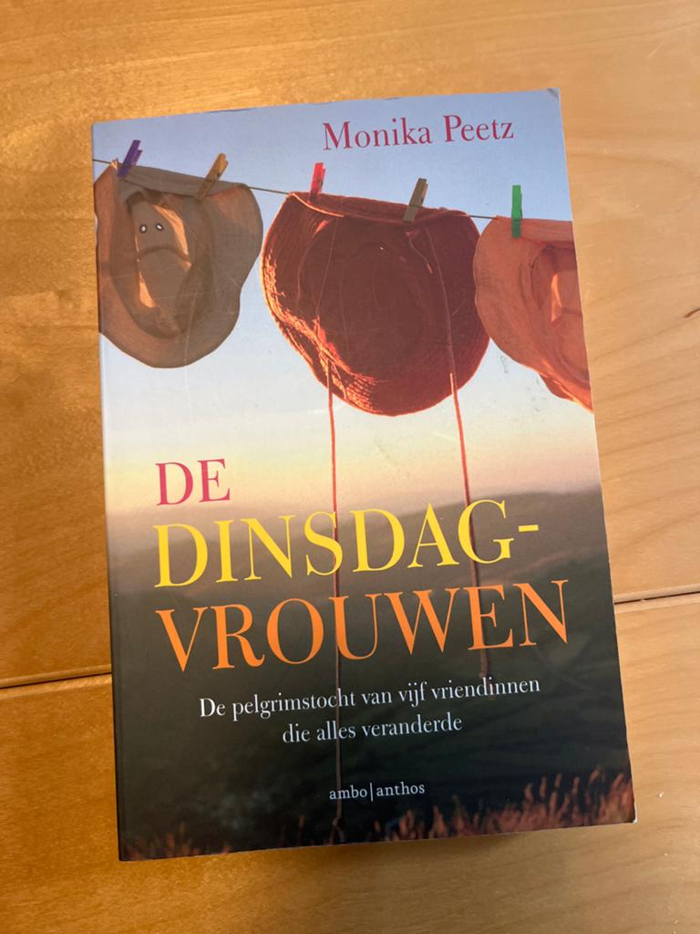 De Dinsdagvrouwen - Monika Peetz, Ophalen of Verzenden, Gelezen, Europa overig