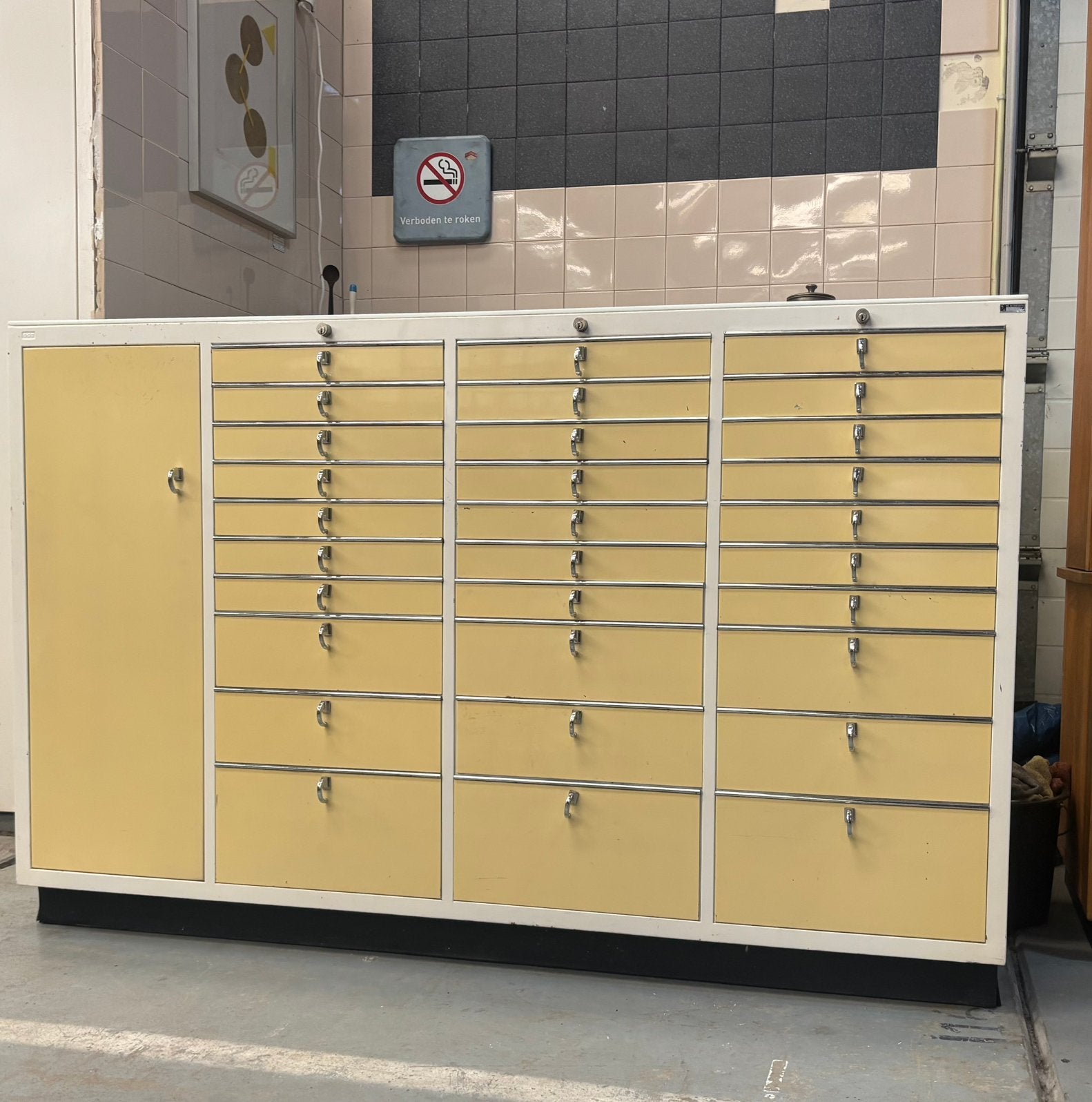 Vintage tandarts kast uit universiteit, Ophalen
