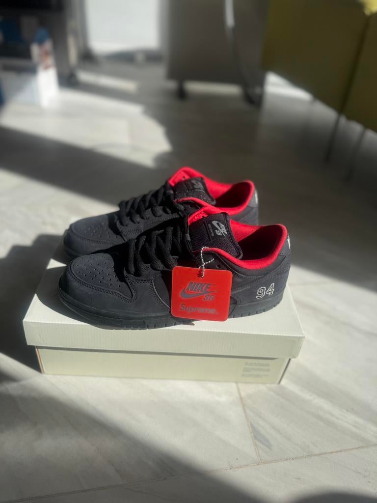 Supreme/Nike SB Dunk Low (maat 43), Ophalen of Verzenden, Nieuw