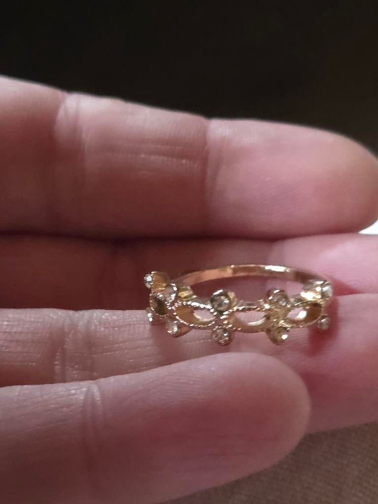 Goudkleurige ring met steentjes, maat 19, Overige materialen, 19 tot 20, Nieuw, Ophalen of Verzenden