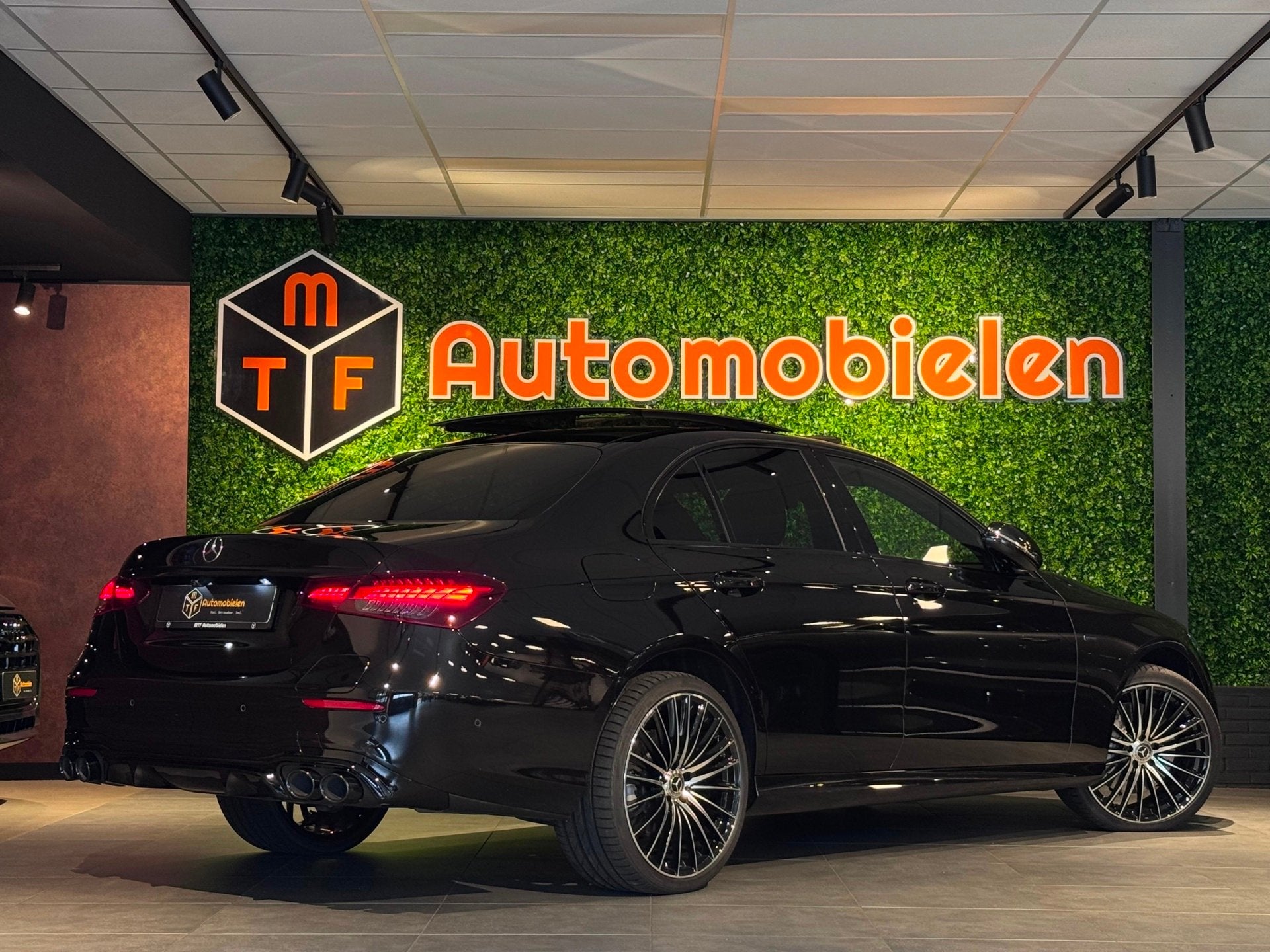 Mercedes-Benz E-klasse 300 e AMG Line |320 PK|PANO|BURMESTER, 63 km/l, Dealer onderhouden, Achterwielaandrijving, Gebruikt