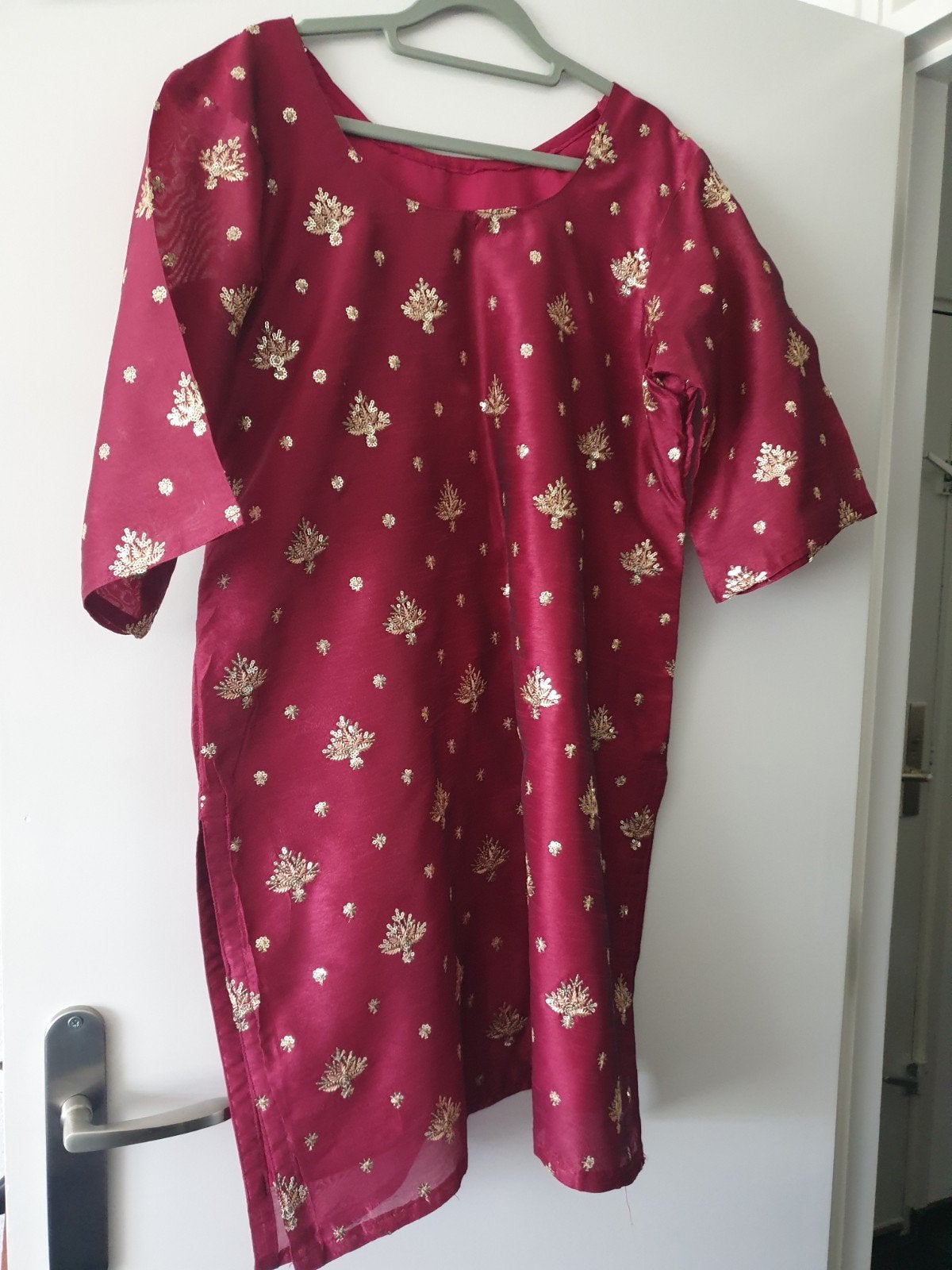 Broek met kurta en sjaal, Kleding | Dames, Ophalen of Verzenden, Zo goed als nieuw, Rood, Broek of Spijkerbroek