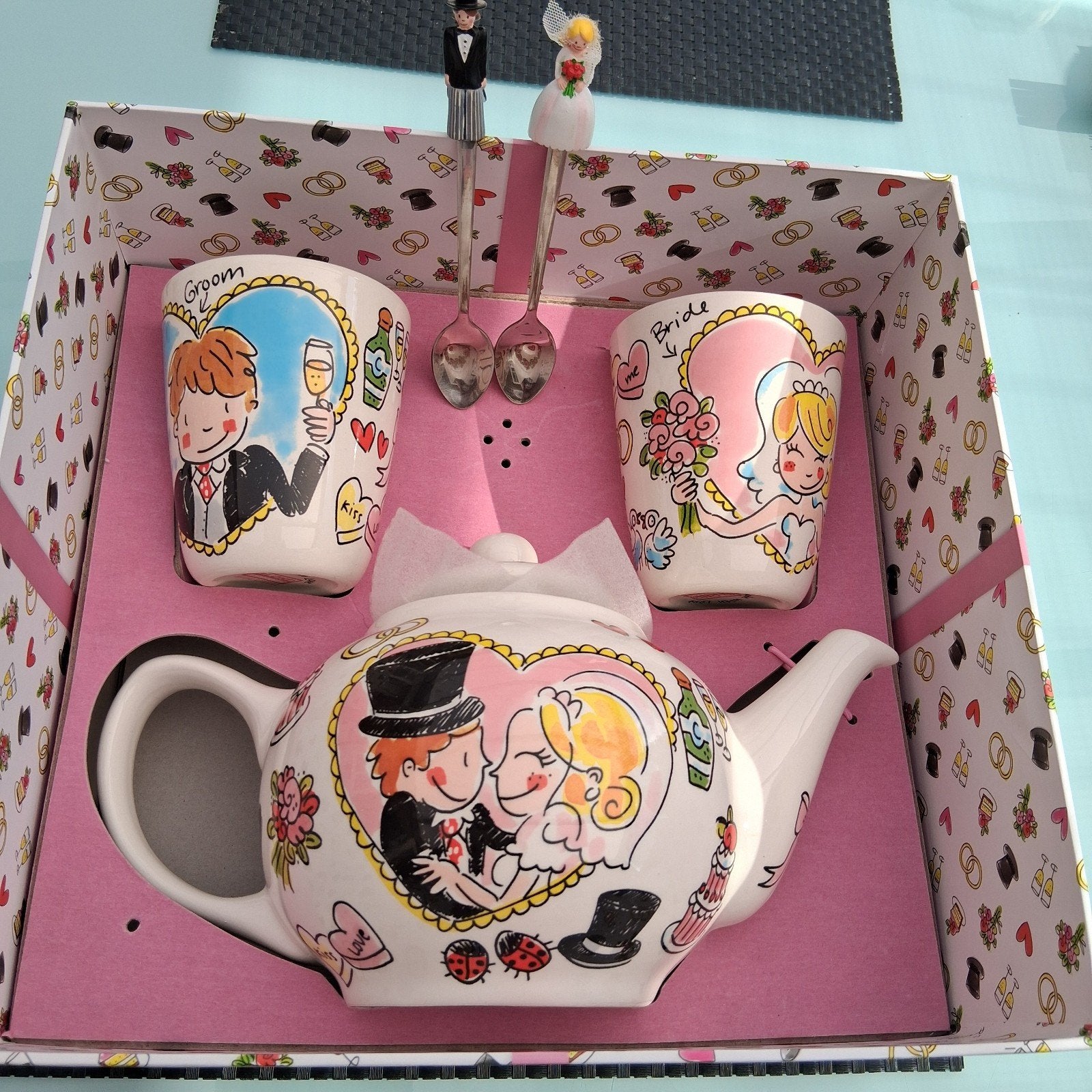 Theepot met 2 mokken en 2 lepeltjes voor een bruidspaar, Ophalen, Nieuw