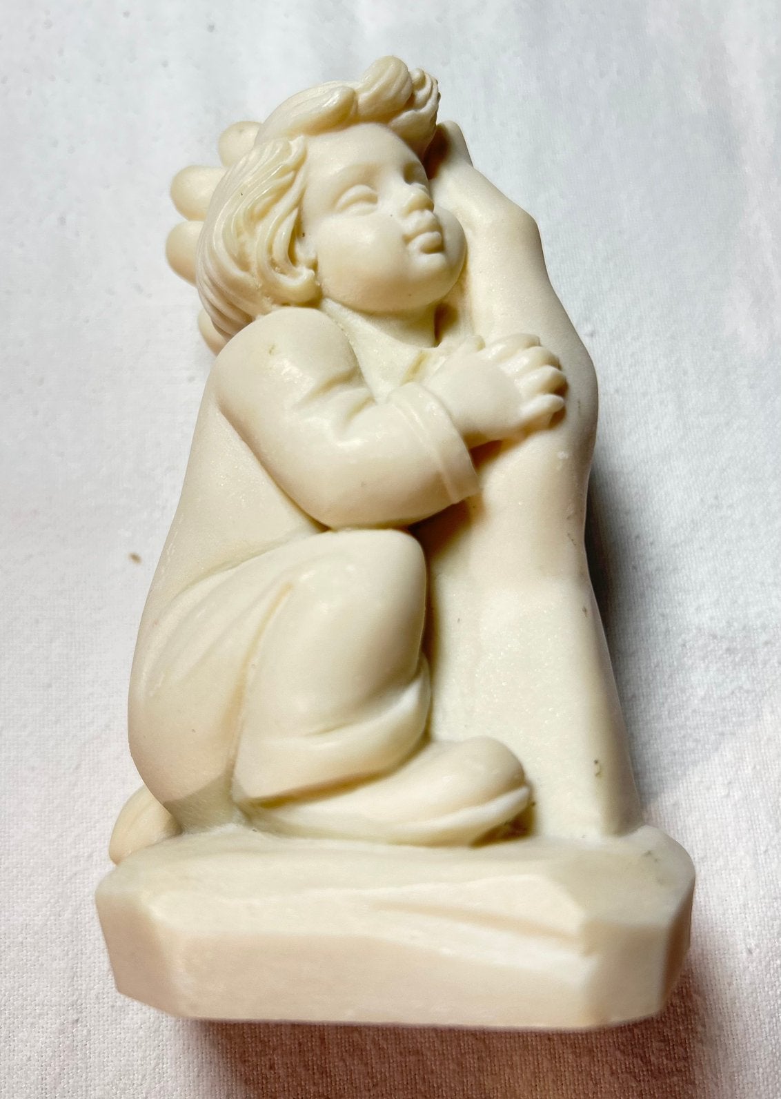 Antiek handgemaakt Albast Beeldje, 12 cm, kindje in hand, Ophalen of Verzenden
