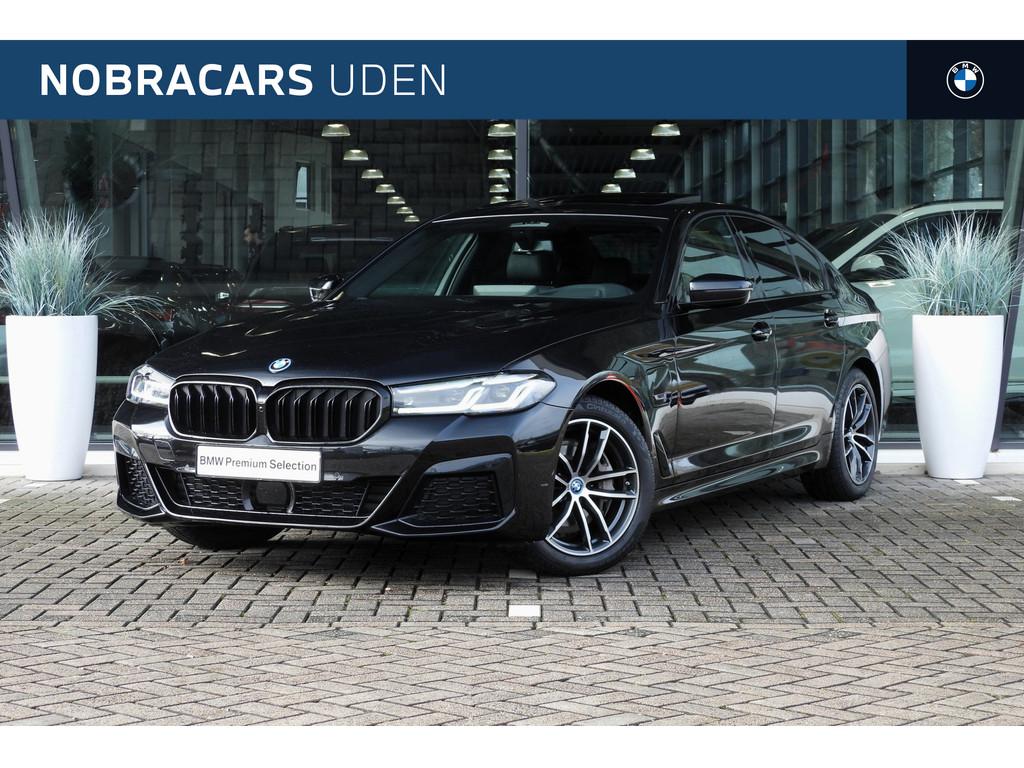 BMW 5 Serie 545e xDrive High Executive M Sport Automaat / Sc, Auto's, BMW, Gebruikt, Zwart, Met garantie (alle), Zwart
