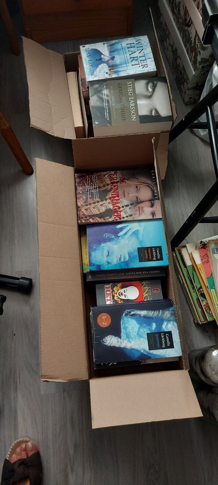 2 dozen met boeken ,hoofdzakelijk thrillers, Boeken, Partijen en Verzamelingen, Ophalen, Zo goed als nieuw