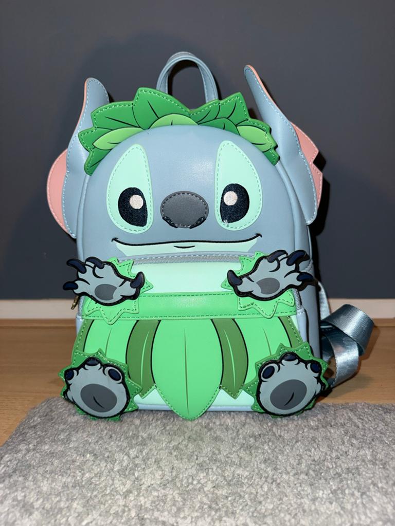 Loungefly Disney Stitch Hula  Rugzak - Zo goed als nieuw, Sieraden, Tassen en Uiterlijk, Tassen | Rugtassen, Minder dan 30 cm