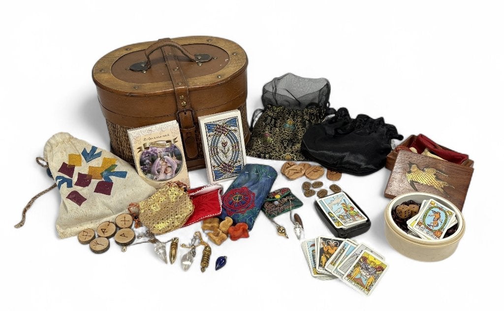 654. Convoluut waarzeggerij - tarotkaarten, runen en pendels, Ophalen of Verzenden, Zo goed als nieuw, Tarot of Kaarten leggen