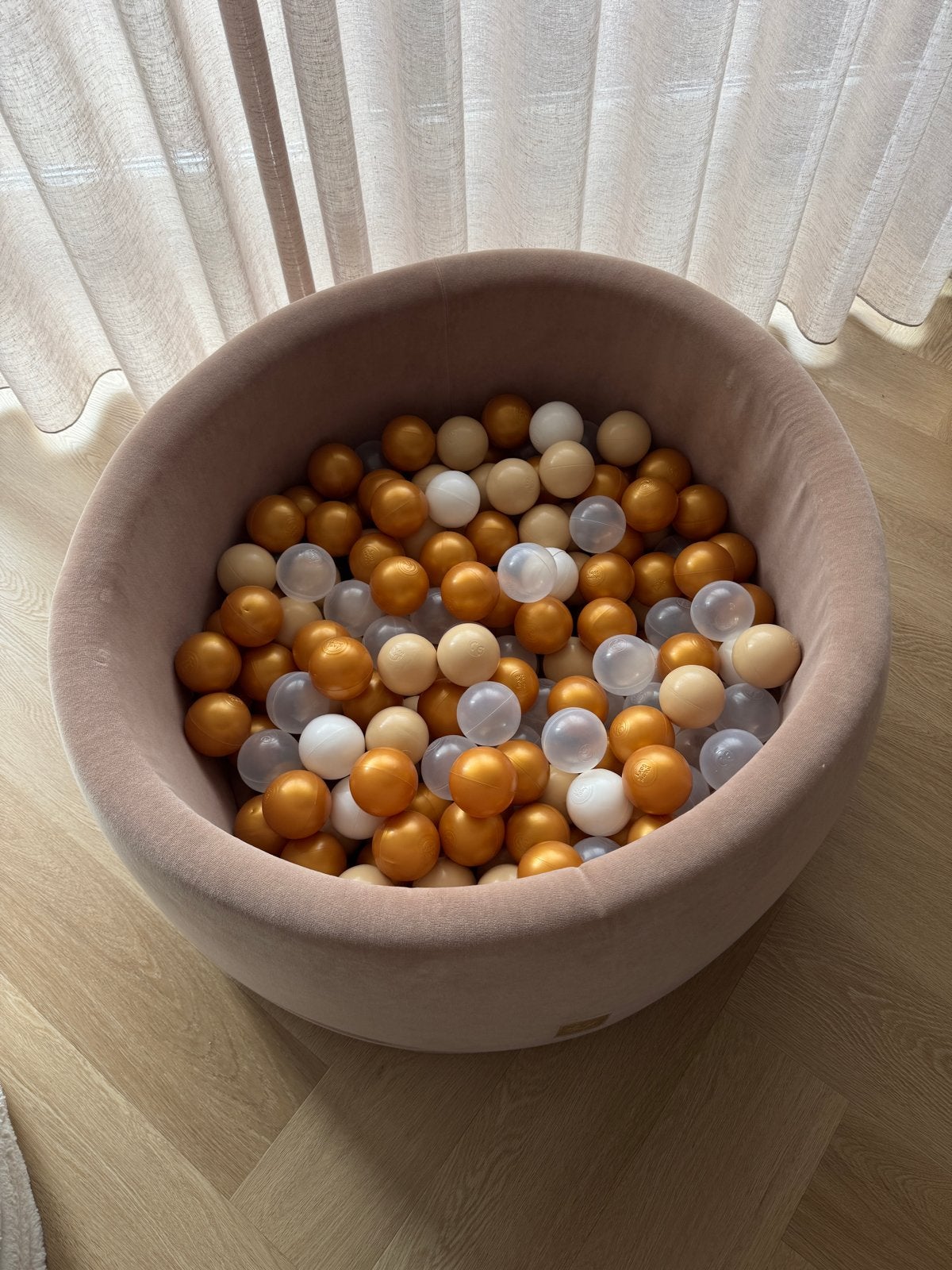 Roze ballenbak met gouden, witte en transparante ballen, Ophalen, Zo goed als nieuw, Overige typen