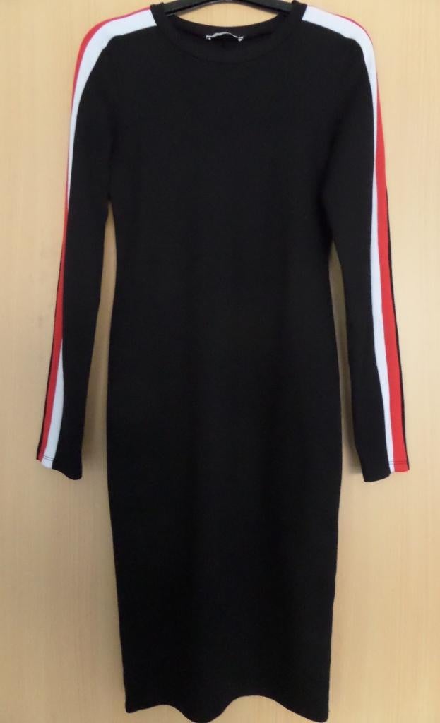 Langere, zwarte jurk van Zara maat 38 met sportieve strepen, Kleding | Dames, Jurken, Maat 38/40 (M), Zwart, Ophalen of Verzenden