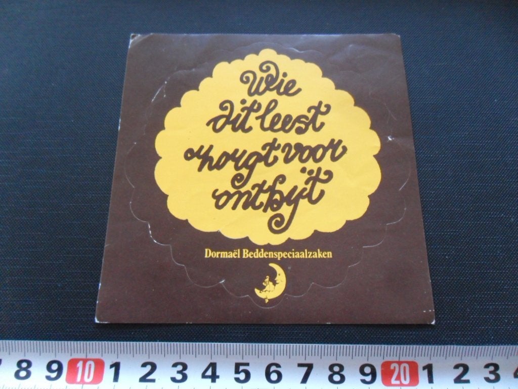 sticker Wie dit leest zorgt voor ontbijt DORMAËL Beddenspec., Ophalen, Zo goed als nieuw