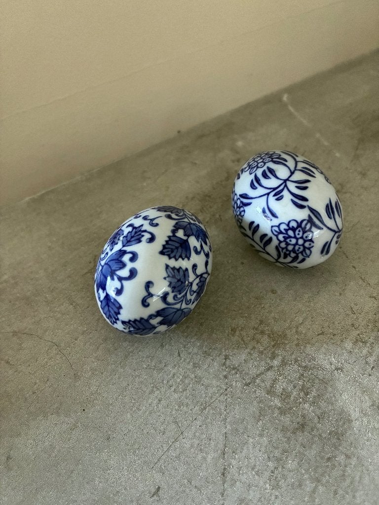 Twee blauwwitte porceleinen eieren, Ophalen of Verzenden, Zo goed als nieuw, Steen/keramiek